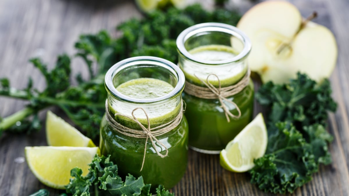 Kale juice with lime fruit and apple