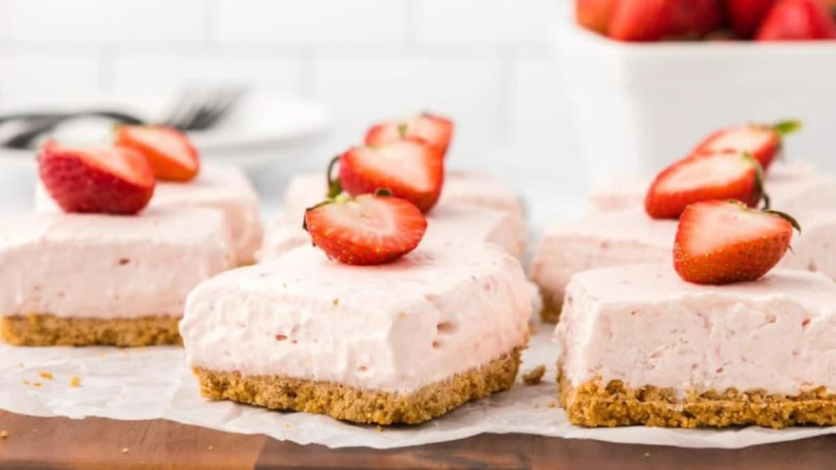 No Bake Strawberry Cheesecake Bars